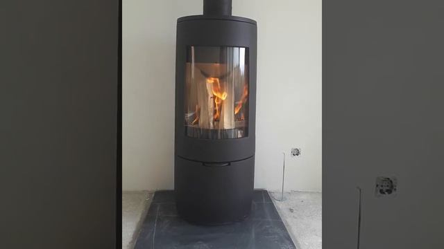 Печь-камин Dovre BOLD 400. Современная овальная печь от бельгийского производителя.