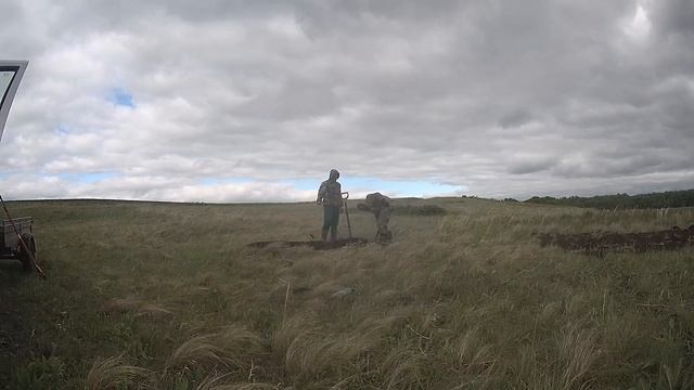 Как распилить гусеницу (гусянку) от трактора Т100 (сотки). Металокоп XP DEUS. смотреть онлайн