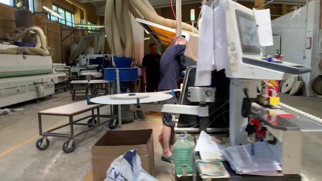Кромление изделий. Видео с производства мебельной фабрики "Ренессанс".