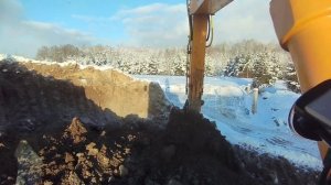 ЭКСКАВАТОР ЗАГРУЖАЕТ САМОСВАЛЫ ГРУНТОМ/ с полки/ Таймлапс