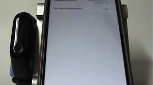 Снизу браслета Mi Band постоянно мигает зеленый свет