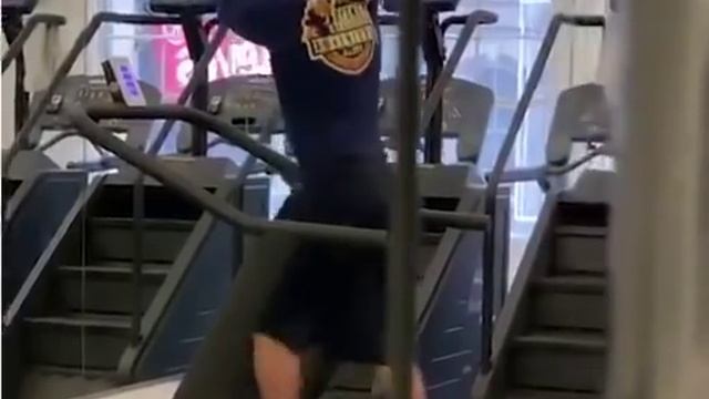 Guy with sword at the gym смотреть онлайн