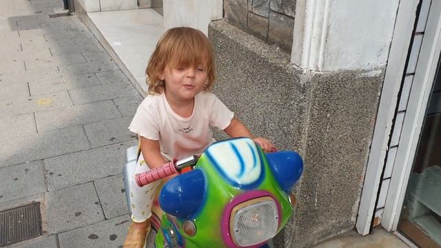 Оливейя катается на аттракционе мотоцикл в 2 годика #olivella #ребенок #девочка #испания #детство смотреть онлайн