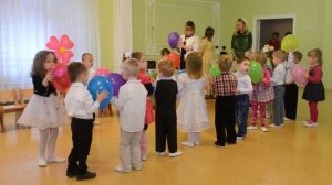 Красивый выход на утреннике 8 Марта, младшая группа