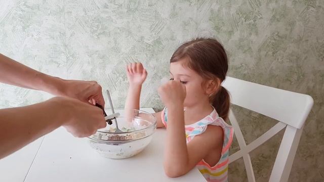 Алёнка приготовила фруктовое мороженое из йогурта смотреть онлайн