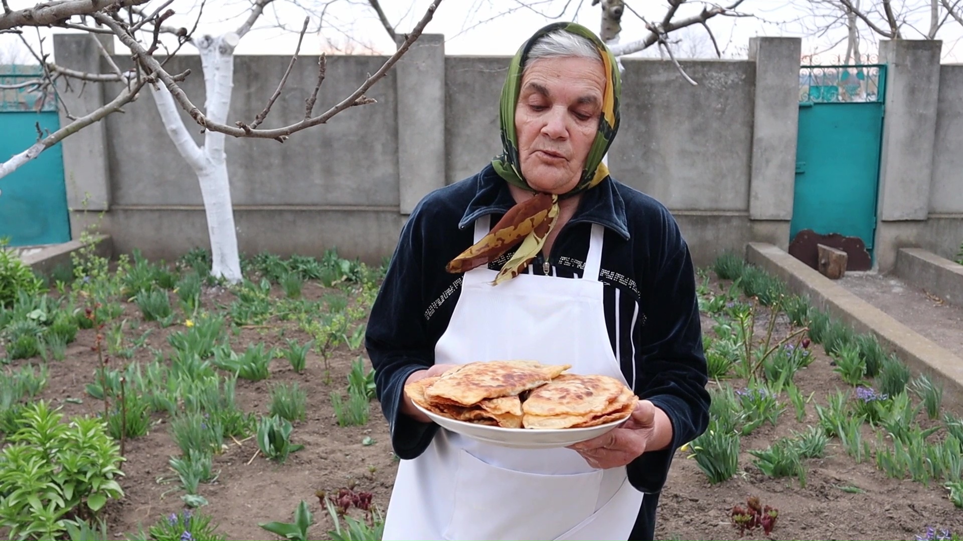 Бабушка готовит чебуреки на заварном тесте смотреть онлайн