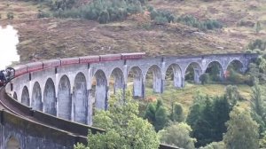 Хогвартс-Экспресс или The Jacobite steam train, 10.40 по Шотландскому времени .