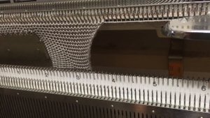 Вязание бактуса на вязальной машине.