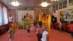 Танец "Золотые листики" (Слова Обориной Е. А.). Группа №11 "Почемучки"