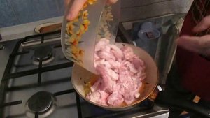 Рецепт : Мозги жареные с луком и морковью.  Мужчина на кухне .