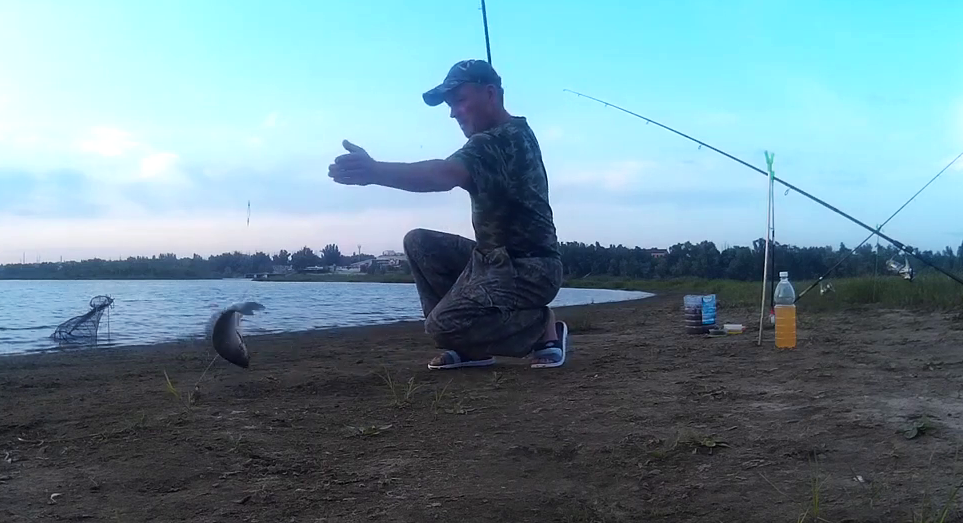 Карась и плотва на Ахтубе при полной луне на закате.