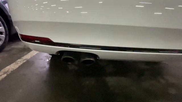 Показываю цены на автомобили с пробегом на крытой площадке автосалона