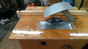 Мини циркулярка из болгарки, а так же можно и металл резать.