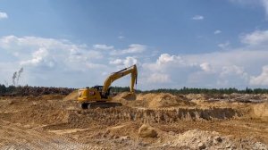 Гусеничный экскаватор в работе