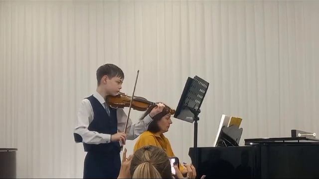 мой брат играет на своей скрипке