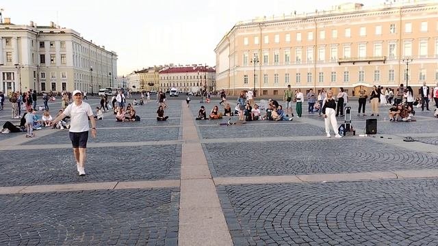 Уличный танцор на выступлении уличного музыканта. Звезда по имени солнце. Дворцовая площадь