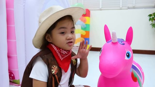 Annie Pretend Play Dress Up To Go to a Party смотреть онлайн