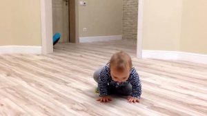 Ребенок учиться ходить , 9 месяцев child learns to walk