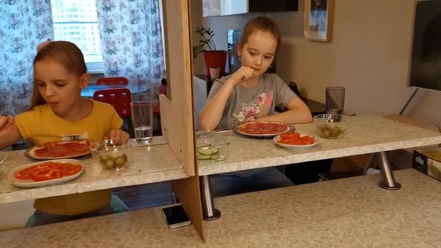 ТЕЛЕПАТИЯ ЕДА ЧЕЛЕНДЖ. Готовим Бургер Пиццу и Бельгийские вафли смотреть онлайн