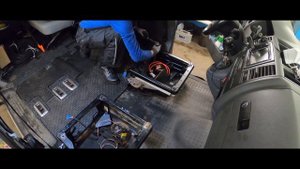 Снимаем передний ковер на VW Caravelle 2008 года