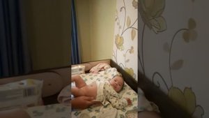 Папа меняет памперс. Лайфхак.