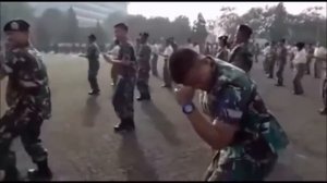 Индонезийский военнослужащий Kbalwa Alya Nairi отжигает под киргизскую песню «Буй, буй, буй, буй»