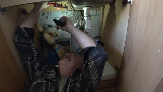 ДЯДЯ КОЛЯ ПЕРЕЕХАЛ КО МНЕ ЖИТЬ / ДЕНЬ 1 ЧИНИМ КРАН!!! смотреть онлайн