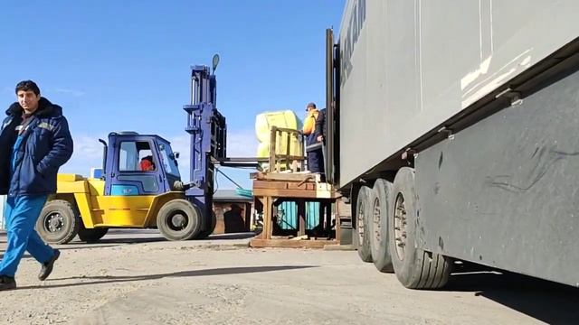 Перемещение волокна из СВХ в автомобили. ПАО "Астраханский порт" смотреть онлайн