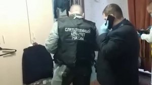 Жена была на работе, а он с ребенком дома