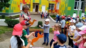 Прогулка в детском саду с элементами физкультуры и подвижных игр