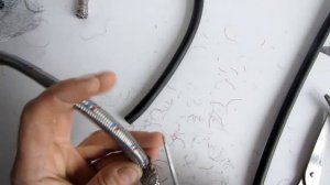 секрет ГИБКИХ ШЛАНГОВ с оплеткой из нержавейки для смесителей проволоку достать и применить