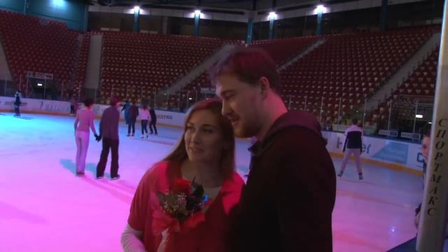 День Св. Валентина. Евгений Монс с супругой на массовом катании