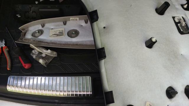 How to Replace a Failed Tailgate Latch Lock Mechanism on a Mercedes-Benz W164 / X164 смотреть онлайн