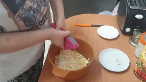 Еврейская закуска с сыром и чесноком