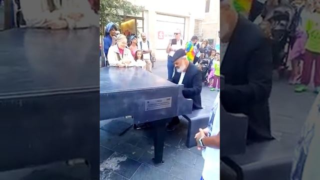 Профессиональный музыкант.