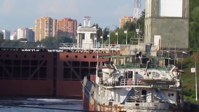 Шлюзование на канале им. Москвы