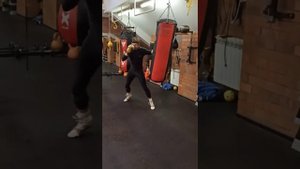 Отработка ударов на боксёрском мешке...