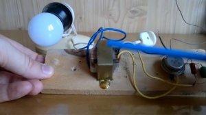 ? Как зажечь лампочку на 220 вольт от пальчиковой батарейки на 1,5 в. (По просьбам зрителей)