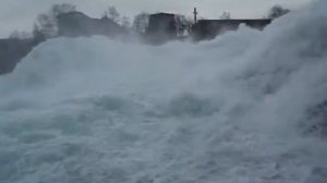 Рейнский водопад. Надвигающийся массив водопада.