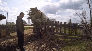 Миксер с бетоном провалился в болото