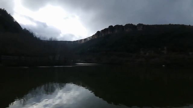 Озеро Мангуп и мини водопад в горах Бахчисарайского района Крыма