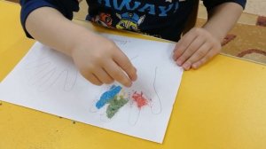 Рисование манкой "Цветные ладошки" во второй младшей группе