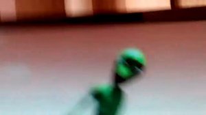 Инопланетян танцует под музыку