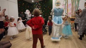 В детском садике Green Gate водим хоровод вокруг ёлочки.