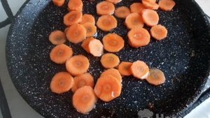 Овощное рагу из брокколи, моркови и кабачка на сковороде