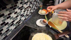Свежий салат с жареной куриной грудкой и яйцами.