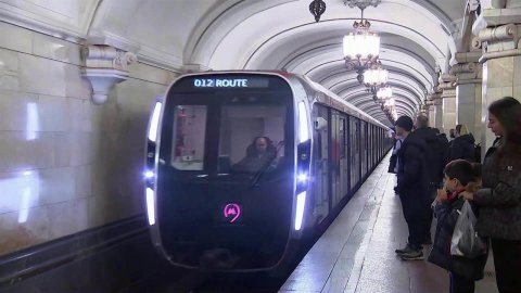 По линиям Московского метро курсируют 13 поездов, украшенных по-новогоднему