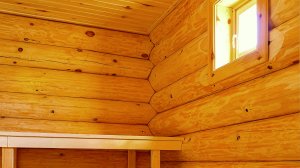 И чтобы не ОБЖЕЧЬСЯ: чем в БАНЕ обработать в ПАРИЛКЕ ВНУТРИ дерево потолка, полков, окон и дверей