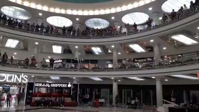 В ТЦ "Столица" красиво поют "Пагоню" смотреть онлайн