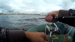 Рыбалка в сильный ветер на маленькой лодке!